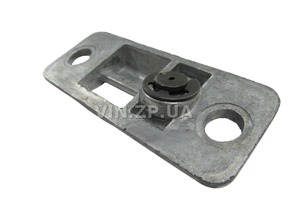 Планка замка багажника Таврия 1102, нижняя, с пластиковой втулкой ПРИЗМА 2